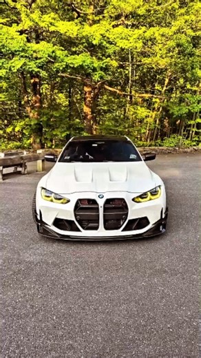 Apex on Instagram: "日本利用压电瓷砖将脚步转化为电能。这些瓷砖捕捉来自你脚步的动能。当你行走时，你的重量和动作会对瓷砖产生压力。瓷砖会轻微弯曲，从而产生机械应力。瓷砖内部的压电材料将这种应力转化为电能。每一步都会产生少量电荷，而数百万步结合在一起就能产生足够的电力来驱动LED 灯、数字显示屏和传感器。在像涩谷车站这样繁忙的地方，每天大约有240万个脚步为这一系统作出贡献。 这些电能可以被储存或立即使用，从而减少对传统电力来源的依赖，并支持可持续的城市基础设施。 这种方法将日常运动转化为实用的可再生能源 #日本#知识＃事实 #你知道吗 #推荐 #科技#创新＃历史 #技术 #实验#热门"