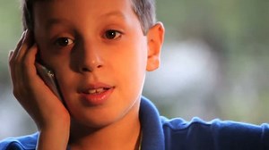 Boy Talking On Cell Phone: vídeo stock (100% livre de direitos) 6984682 | Shutterstock