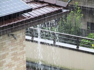 雨どいの値段が知りたい！部品の価格から修理費用までを徹底解説 | 三州瓦の神清 愛知で創業150年超。地震や台風に強い防災瓦・軽量瓦・天窓・雨漏・リフォームなど屋根のことならなんでもご相談ください。