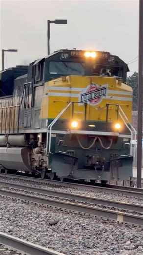 UP 1995 (Chicago & North Western) leads IG3SK into Lombard!