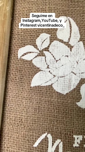 ARPILLERA DECO 🖼️ Siempre la vemos en un montón de ideas súper versátiles, tener arpilleras es lo más! Hoy quise darle uso a un marco ancho y hermoso de @dadagliomaderas al que lo intervine al igual que a la arpillera con pasta de modelar y stencil divinos de @eqartistica 😍 Si nunca usaste esta pasta te dejo algunos tips en el video, para más detalles te invito a verlo completo en mi canal de YOUTUBE (link en el perfil) ¿Que opinas de esta técnica sobre la arpillera? Te animas a hacerla? Te le