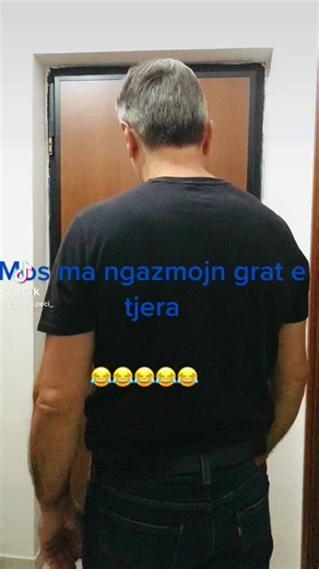 Man with Humor: 'SKIBBER LEKU' Inside a Room