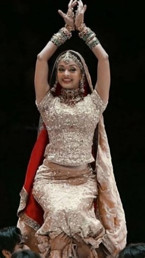 AISHWARYA RAI HUB | 💫 . #aishwaryaraidance #bollywooddivas #bollywoodbride #bollywooddanceroutine #bollywoodcostume #bollywoodbeauties #bollywooddancers... | Instagram