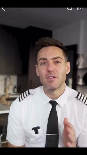 𝗪𝗵𝗮𝘁 𝗶𝘀 𝗮𝗻 𝗔𝗶𝗿𝗹𝗶𝗻𝗲 𝗗𝗶𝘀𝗽𝗮𝘁𝗰𝗵𝗲𝗿, 𝗮𝗻𝗱 𝘄𝗵𝗮𝘁 𝗱𝗼 𝘁𝗵𝗲𝘆 𝗱𝗼? This pilot explains it perfectly! Did you know that every airline flight is authorized and planned by two individuals? The Airline Pilot-in-Command (PIC) is responsible for flying the plane, while the Aircraft Dispatcher is responsible for the overall safety of the flight. The Dispatcher works at a facility called the Systems Operation Control Center (SOCC), which is usually located at the airline's headq