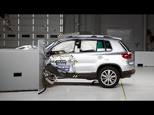 2013 Volkswagen Tiguan driver-side small overlap IIHS crash test