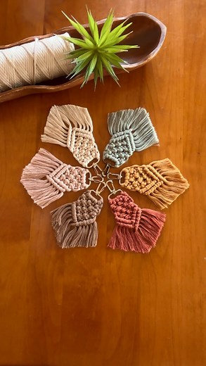 あや|マクラメ作家&講師⭐︎糸と心のアート楽しさお届け | 秋だね🍁マクラメキーホルダー 保存オススメ👍🏼 ⁡ ⁡ 幅太な編み地で マクラメ感たっぷりなキーホルダー ⁡ ⁡ マクラメの基本の編み方だけで編めちゃうよ♪ ★平結び ★ななめ巻き結び ⁡ ⁡ よかったらチャレンジしてみてね😉 ⁡ ⁡... | Instagram