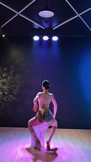 Who could resist this back view while dancing?#dance #shorts #viralvideo #viral #music #short