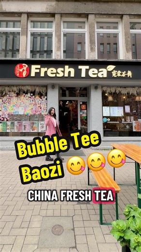 Perfektes Café für einen Lunch mit der BFF entdeckt: China Fresh Tea. Aber die Baozi sind fast noch viraler als der Tee, weil sie hausgemacht sind und mega lecker schmecken. Meine Lieblingsfüllung ist Hähnchen. Die Mochis sind übrigens mit Weintrauben gefüllt – auch super lecker. Welche Füllung würdet ihr euch noch wünschen? Vielleicht bringt der Laden eure Idee ja als neue Sorte heraus 😉#baozi #teigtaschen #bubbletea #düsseldorffood #asianstreetfood @ChinaFreshTea_Germany