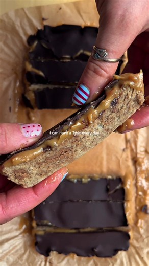 In my healthy snack era 😏 These bars are DELISH, and super easy to make. Defo give it a go for a fun snacking experience For the base: 80g of oat flour 50g of almond flour 50g of vegan vanilla protein powder* 70g of nut butter of choice (I used cashew and almond the second time!) 50ml of milk ( I used oat) For the caramel: 60g of pitted dates (soaked and blended) 60g of cashew butter (or any thick nut butter)** 30ml of maple syrup Pinch of salt 70g of dark chocolate * If you don’t have protein