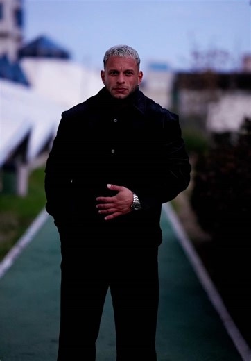 Marcus anlatan değil, bedel ödeyen gerçek bir eğitmendir. Temel hedefi her zaman aynıdır: kendini daha ileri bir seviyeye taşımak. Öğrencileriyle gerçek empati kurabilmek için, onların sadece fiziksel değil mental olarak da yanında olabilmek için; O, her şey yolundayken, kendini, en zorlayıcı süreçlerin içine bilinçli bir şekilde, korkusuzca ve acımadan sokar. Dipte olanı adım adım yaşar, yüzleşir ve oradan daha anlayışlı, daha sağlam bir versiyonla çıkar. Marcus empati kurmanın ne olduğunu da, 