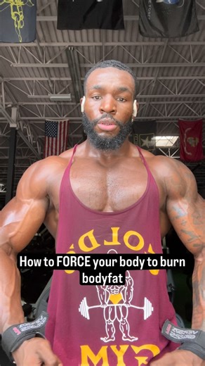 Elijah White | Transformation Coach | Bodybuilder on Instagram: "READ THIS IF YOU’RE TRYING TO LOSE BODY FAT 1️⃣ Track your calories TO THE T. That means condiments, sauces, snacks, bites, sips, and taste-tests. You can’t out-train what you don’t count. If it goes in your mouth, it goes in the tracker. 2️⃣ Daily activity MATTERS. 5K–6K steps is NOT enough. You should be shooting for 10K minimum — closer to 12K–15K if you’re serious about fat loss. 3️⃣ Digestion is underrated. Glutamine, a solid 