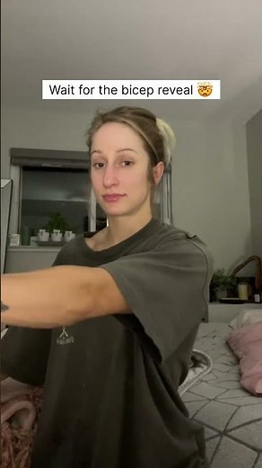 Sleeper build girl reveals her bicep | Muscle girls