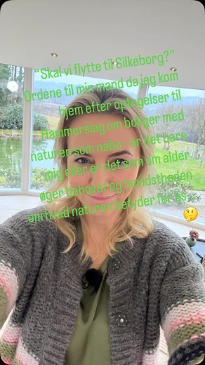 Skal vi flytte til Silkeborg? Jeg var klar, da jeg kom hjem fra optagelser til seneste afsnit Hammerslag om boliger der ligger i skøn natur. Jeg har som om, at adgang til naturen bliver vigtigere og vigtigere for mig jo ældre jeg bliver🌳🌲🌱🪴🌺🌷🌹🍀🍂🍁Afsnittet er ude nu på @drtv_dr | Mira Lie Nielsen