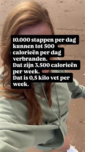 We denken vaak dat we harder moeten trainen om vet te verliezen… maar eerlijk? Je hebt al weinig tijd. Je energie is niet meer zoals vroeger. En hoe meer je pusht, hoe sneller je op bent. En toch blijft dat frustrerende gevoel hangen: “Ik doe zoveel… en ik zie zo weinig resultaat.” Maar het echte probleem zit niet in je trainingen. Het zit in alles wat je buiten je workouts níét doet. Na je 40ste daalt je dagelijkse beweging automatisch, zonder dat je het doorhebt: je zit meer, je hebt meer ment