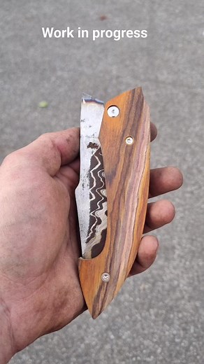 Bientôt les bks de gembloux, on vous prépare du beau liner lock avec du damas exotique 1200 couches #molectracreation #belgium #artisan #forgeron #couteau #knives | Molectra Morganelectra