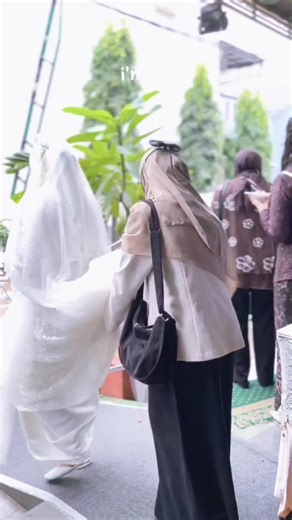 Jalanan becek bukan penghalang. Bride assistant siap pasang badan biar kamu & gaun tetap aman ✨ Yang penting pengantinku aman dari denda vendor karna gaun kotor tak tertolong 😎 Yuk booking Bride Assistant by Wedding Flow! Maret masih ada slot kosong nih 👀💍#brideassistant #weddingbekasi #wedding2026 #fyppppppppppppppppppppppp #happyclients