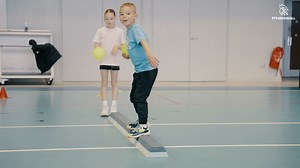 A la recherche d’une activité à partir de 3 ans ? Viens faire découvrir les valeurs du handball à ton enfant en s’amusant au Baby Hand. Ludique, cette pratique permet de développer autant l’éveil et la stimulation de l’enfant. | Fédération Française de Handball