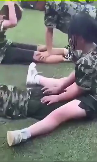 🚨 CHINA 🇨🇳 | A boy gets angry with his little classmate because she won't stop touching his private parts.