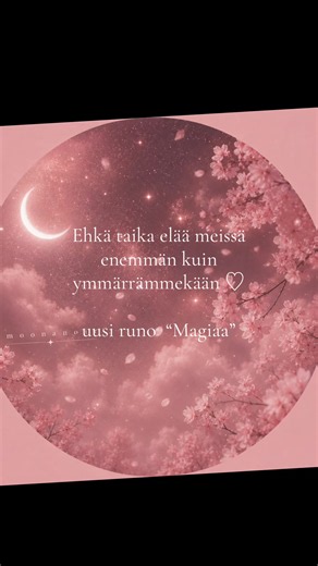Joskus tuntuu kuin näkymätön taika piirtäisi meihin salaisia jälkiä. Muistoja, tunteita, kohtaamisia joita emme täysin osaa selittää, mutta silti kannamme niitä sydämessämme. Me kuljemme äärettömällä tiellä toistemme ohi, etsien rakkautta, merkitystä ja jotakin mikä muistuttaisi meitä siitä ettemme ole täällä sattumalta. Ja välillä elämä nostaa meidät hiljaa takaisin valoon, juuri silloin kun luulimme eksyneemme. Ehkä magia ei olekaan jossakin kaukana. Ehkä se elää tavassa jolla katsomme toisiam
