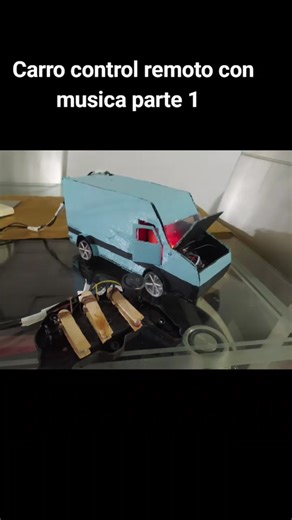 Carro control remoto con música usando materiales reciclados