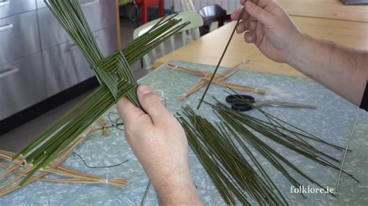156K views · 1.9K reactions | Making a St. Brigid’s Cross - an Easy Step by Step Guide Here is a little video I made in 2020 to show you how to make a St. Brigid’s Cross. It was filmed on the kitchen table and probably the most watched demo video on YouTube/Facebook as it’s simple and clear. I use a technique that I developed in schools over the years using a clock as a guide for children. This works for everyone to be honest, young or old and all you need are some fresh green rushes. Enjoy, sha