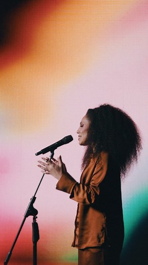 Paloma Possi on Instagram: "Assista agora o vídeo oficial de ‘Perfume’ no meu canal do youtube. 🥹❤️🕊️"