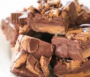 5.9K views · 154 reactions | RECIPE: https://www.sixsistersstuff.com/recipe/no-bake-reeses-fudge-bars/ Peanut butter fudge is always a crowd favorite. Add in some Reese’s and this chocolate peanut butter fudge will be a hit! The No Bake Reese’s Fudge Bars are what dreams are made of and super quick and easy. | Six Sisters' Stuff | Facebook