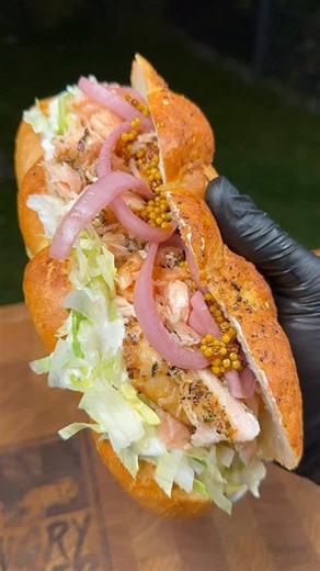 @hungry_flitzer | 🔥 Hot Honey Flammlachs Sandwich – pure Foodporn-Vibes! ________________________________________ Knuspriges Baguette, saftiger Flammlachs,... | Instagram