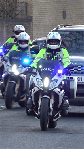 A little wave from an SEG team leader whilst arriving back at base after a day of training. Filmed: Wednesday 7th January 2026 at 15:19pm BlueLightSpotters #fyp #london #2025