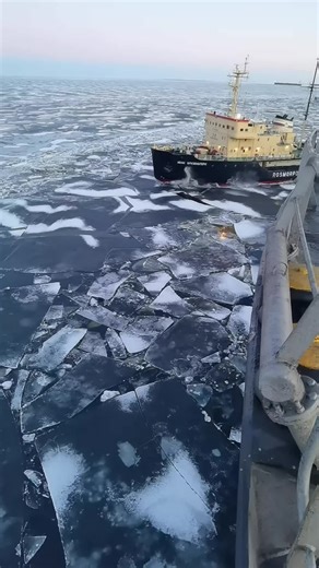 World's Largest Icebreaker Ship Navigates North Ocean