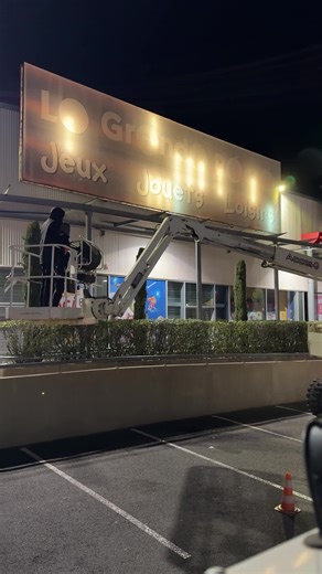 Remplacement d’une énorme bâche @lagranderecre_officiel ainsi que l’éclairage complet de cette enseigne #ms_elec #mouss_saada #etvoila #bache #enseigne