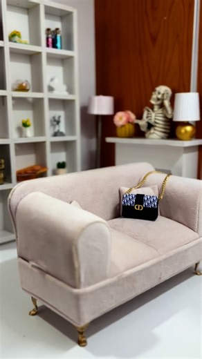 ¿Ya están decorando para día de muertos o Halloween 👻 ? Ya estoy sacando algunos accesorios del año pasado La calavera con el libro la compré en @waldos_oficial | El mundo de las muñecas