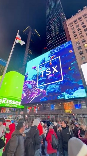 PETROLINA EM DESTAQUE on Instagram: "O jornalista juazeirense Glauber Dantas (@glauber_dantas) apareceu em uma das maiores publicidades do mundo: o telão da famosa avenida Times Square, em Nova York, EUA. No vídeo exibido nesta terça (05), Glauber aparece em imagens em pontos turísticos de Juazeiro e Petrolina, fazendo divulgação das duas cidades para todo o planeta."
