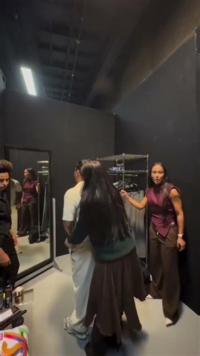 Lucas Guimarães receiving instructions to present the program #lucasguimaraes #humor #shorts