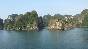 2.4K views · 16 reactions | I took a cruise to Halong Bay this month. We went kayaking, swimming and ate far too much food! The scenery is like this the entire way; isn't it beautiful? It's one of my favorite getaways from Hanoi. Wendy Justice Southeast Asia Correspondent Hanoi, Vietnam | International Living | Facebook