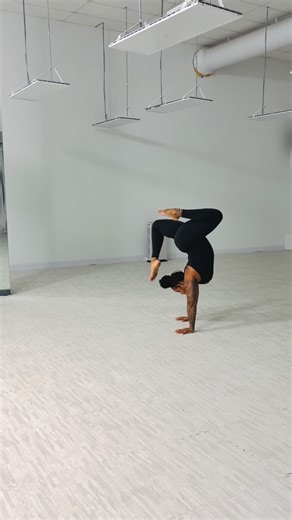 The Yoga With Lola Experience on Instagram: "Love a good stretch before class ☺️"