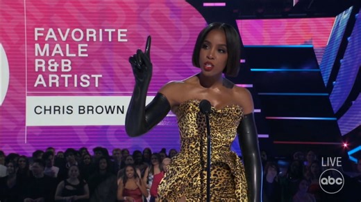 Kelly Rowland Quiets Crowd Booing When Chris Brown Wins AMA Award
