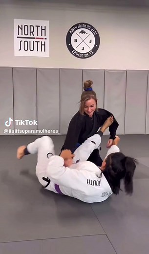 JÁ SALVA 🔥 kristatlopez ・・・ Day 3 of my favorite fundamental sweeps. I have a love hate relationship with the spider scissor sweep, because it’s so much fun to hit, but I don’t always get to mount. Reason being, this works best when two knees are down, but I’m hard headed and also like to go for it when they’re in combat base. Since their knee is already up in combat base, it usually sneaks in and blocks mount and I end up in a top single x (which I’m fine with). This is one of those techniques
