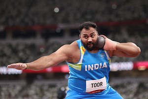 How heavy is the metal ball used in men's shot put and women’s shot put at the Olympics?