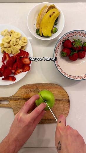 “Film izleyelim ister misin, meyve de hazirlarim” -Kel cocuk🥹🤍 Bu aksam biraz huysuzum, beni boyle sakinlestirmeye calisiyo canini sevdigim❤️ Ise yariyo. 🤲🏻 @AlicanBostanci ❣️ #mutfak #sebze #meyve #cilek #muz #elma #kesfet #kesfetteyiz #asmr
