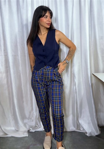 Look de hoje com a nossa calça com barra italiana no xadrez azul com o colete marinho. Um ótimo jeito de combinar o xadrez ✨ Está disponível no site, que tal pedir nas suas medidas? #look #outfit #moda
