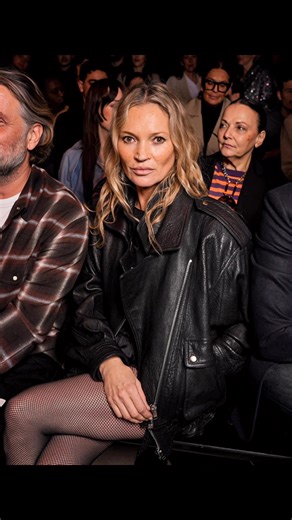 “Kate Moss walked in with no makeup — and left everyone stunned” 😳🔥 The 51-year-old supermodel’s bold move at a London party has people whispering. See the rare photos in the comments below 👇📸 | People's stories