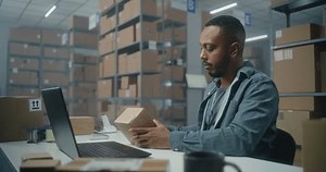 Afrikanisch-amerikanischer Lagerangestellter scannt Paket mit Barcode-Scanner,: Stockvideos & Filmmaterial (100 % lizenzfrei) 3691316253 | Shutterstock