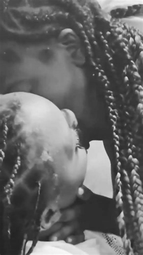 kiss me tender African lesbians