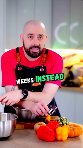 Stop storing your onions and potatoes together — they’re terrible roommates. Onions release gases that make potatoes sprout faster, and nobody wants hairy spuds. Keep them apart, somewhere cool and dark, and they’ll both last way longer. Distance makes the heart (and the veg) grow fonder. 暈凜 #fypppppppppppppp #fyp #kitchenhacks #chefbobbycooks #fyppp | Chef Bobby Cooks | Facebook