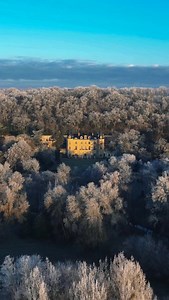 Quand le soleil d’hiver caresse les pierres du Château Hôtel du Perreux, le temps semble s’arrêter ❄️✨ Entouré d’arbres givrés scintillant à la lumière dorée, ce joyau de la Vallée de la Loire se dévoile dans toute sa magie. Un lieu élégant, hors du temps, où chaque regard devient un souvenir et chaque instant une émotion. 🏰✨ Un château, une atmosphère, une expérience à vivre. @odyssey_of_nico #chateau #hotel #tourisme #castle #luxury | Nicolas Wong-ku