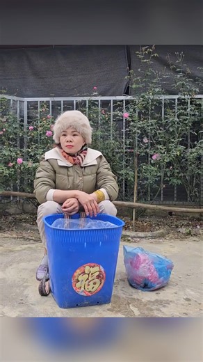The young woman, who had set a fish trap in a large stream, unexpectedly caught a large haul of carp #anafishing #fishing #fish #catchfishtechnique | Monkey SoK Ya