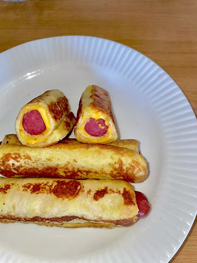 Hi Mommy’s heres an easy school Lunchbox idea💡. A Vienna cheese bread rollups😻. They are quite straightforward. 1 slice of bread and then for filling 1 cheese and 1 Vienna 👍. And then for eggs mixture I used 2eggs for seasoning Aromat and turmeric 🥪. #lunchbox #lunchideas #lunchschool #lunchformykids #southafficantiktok🇿🇦