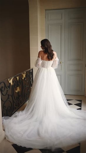 XIFARA BRIDAL on Instagram: "Η πιο μαγική στιγμή της ζωής σου αξίζει το νυφικό των ονείρων σου! Στο Xifara Bridal θα ανακαλύψεις νυφικά υψηλής ραπτικής που αναδεικνύουν τη μοναδικότητά σου, σε κάθε γραμμή και κάθε λεπτομέρεια. Από ρομαντικά A-line μέχρι εντυπωσιακά mermaid φορέματα, η συλλογή μας έχει σχεδιαστεί για να σε συγκινήσει! ✨ Κλείσε σήμερα το ραντεβού σου στα showroom μας και ζήσε την απόλυτη bridal εμπειρία. 📍 Δες περισσότερα στο: www.xifara.gr 📞 Τηλέφωνο για ραντεβού: 210 4933303 �