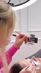 No more gluing whips to clients’ foreheads, look what an incredible idea!!✨ . . . Thanks @melisa_lashdesigner so much for sharing the video. . . #eyelashextensions #eyelash #eyelashes #lashes #lashsupplies #lashsupplier #lashextensions #volumelashes #lashartist #beauty #volumefans #lashmapping #lashextension #extensaodecilios #volumeegipcio #diylashextensions #brownlashes #cilios #ciliosdemilhões #classiclashes #hybridlashes #c#couplegoal #couplelove #lashartist #megavolumelashes #lashgoals #las